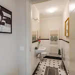 Apartment Verdi 1928, A Cozy Wallside Retreat *