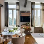 Apartment Verdi 1928, A Cozy Wallside Retreat