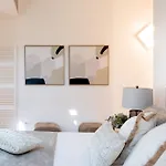 Verdi 1928, A Cozy Wallside Retreat